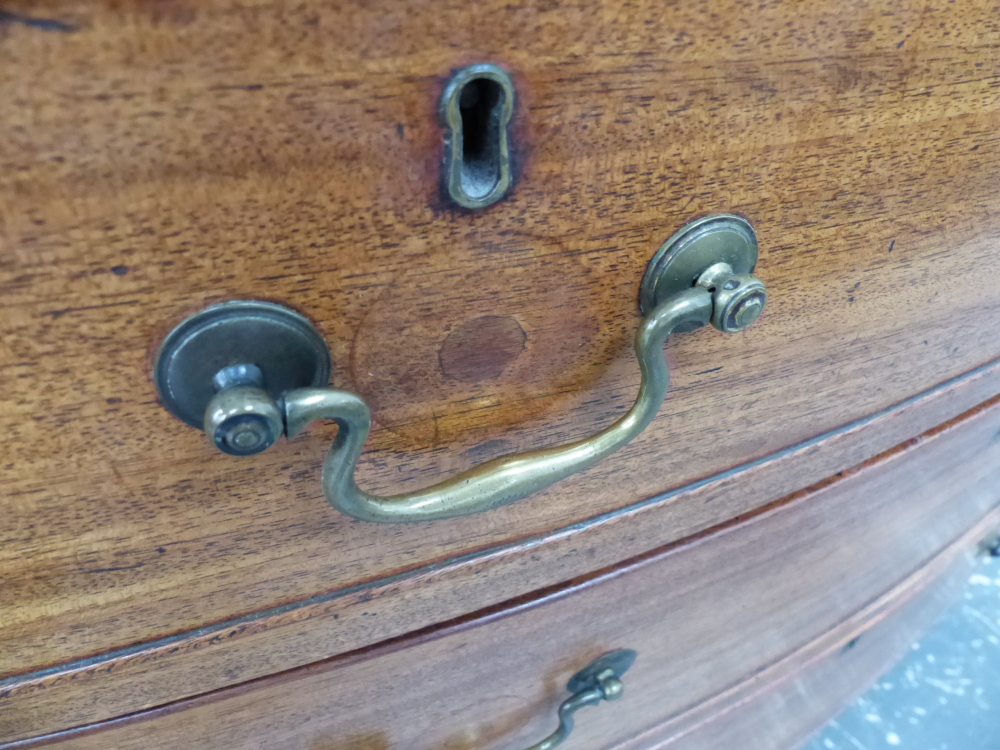 AN EARLY 19TH CENTURY MAHOGANY BOWFRONT FOUR DRAWER CHEST. - Image 12 of 13