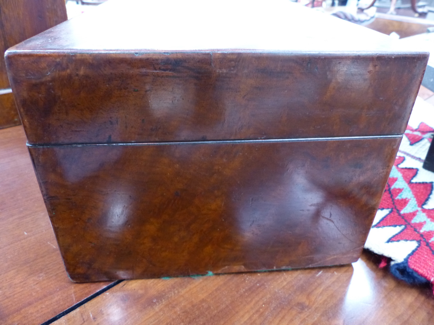 A WALNUT CASED SILVER ON COPPER FITTED DRESSING AND JEWELLERY BOX, A BLUE VELVET LINED LIFT OUT TRAY - Image 17 of 17