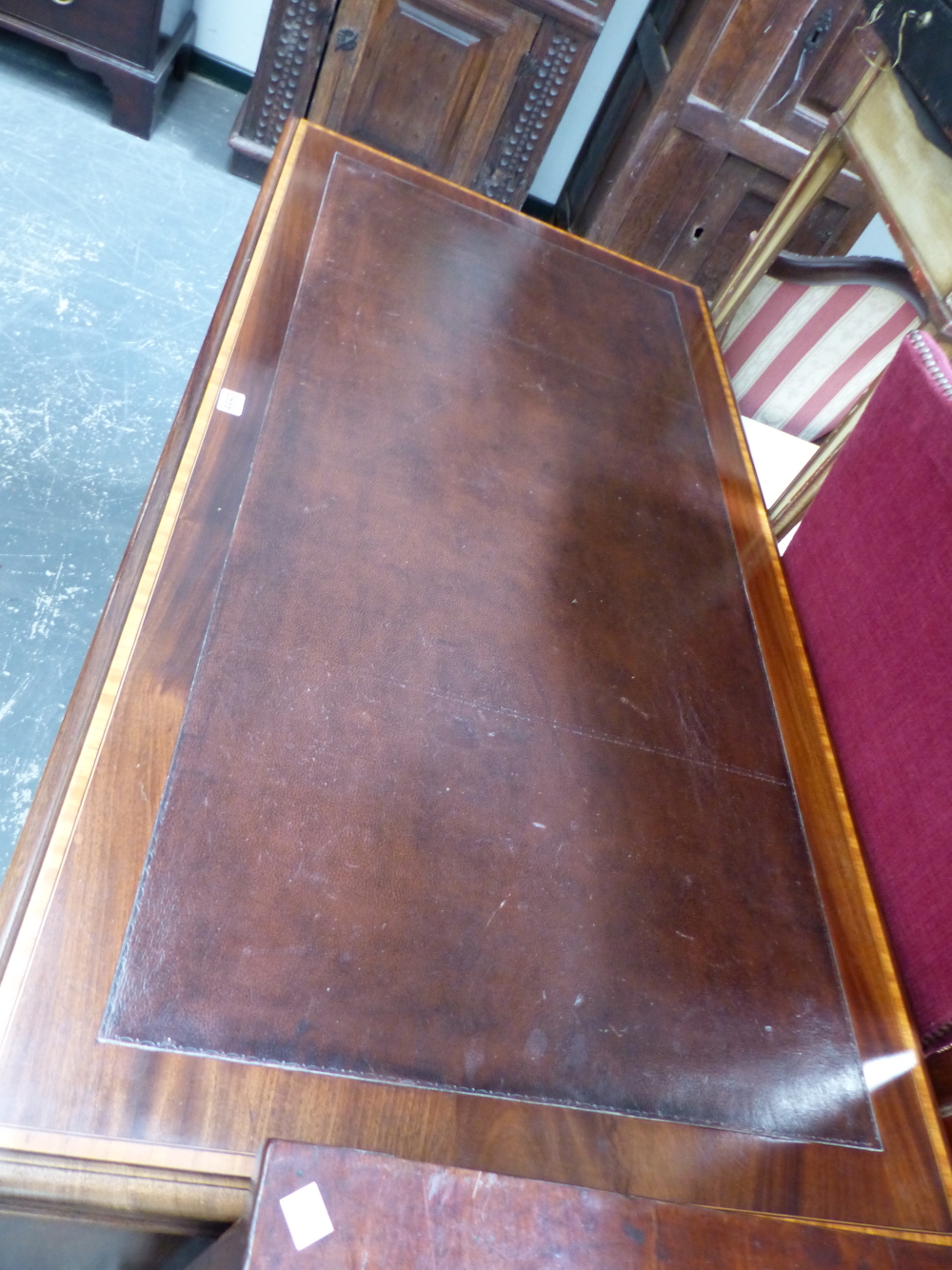 AN EDWARDIAN MAHOGANY PEDESTAL DESK, THE TOP LEATHER INSET ABOVE THREE DRAWERS WITH SATIN WOOD - Image 4 of 7