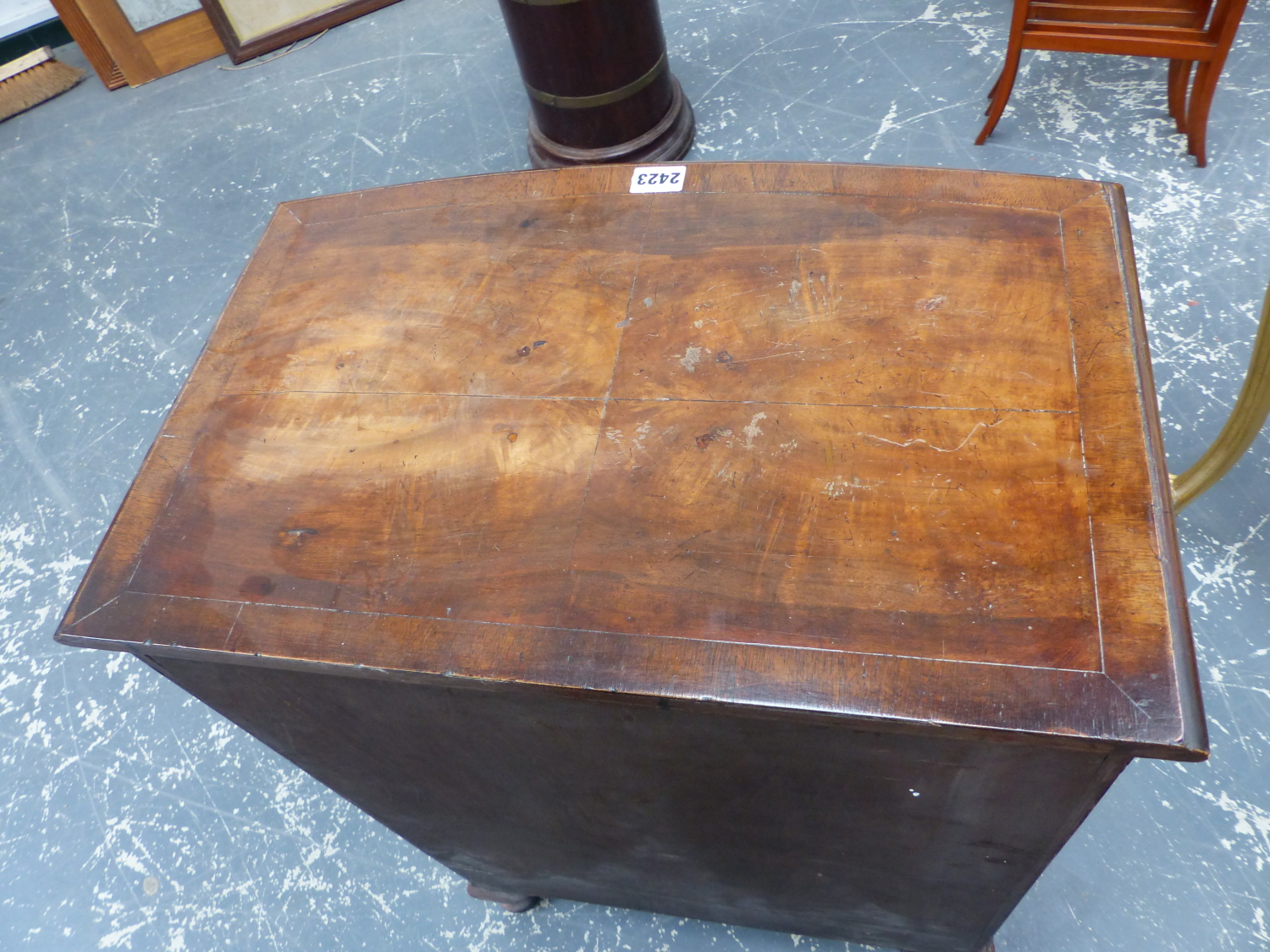 A SMALL GEORGIAN STYLE BOW FRONT FOUR DRAWER CHEST ON SHORT CABRIOLE LEGS. W.52 x D.35 x H.77cms. - Image 6 of 6