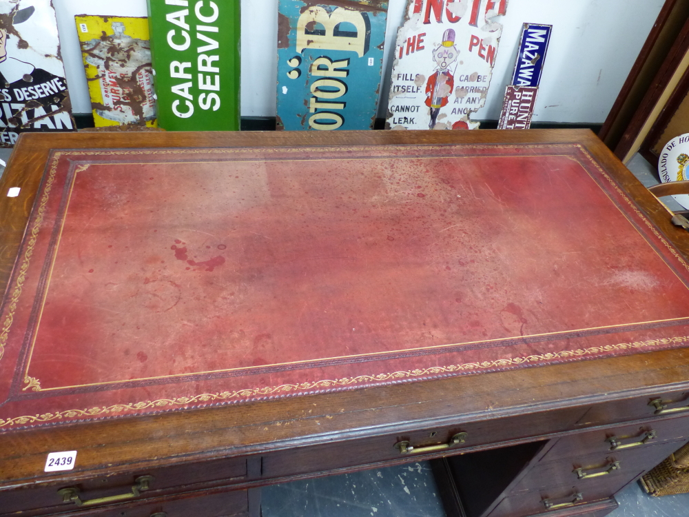 A VICTORIAN OAK TWIN PEDESTAL DESK WITH LEATHER INSET TOP. W.138 x D.75cms. - Image 6 of 10