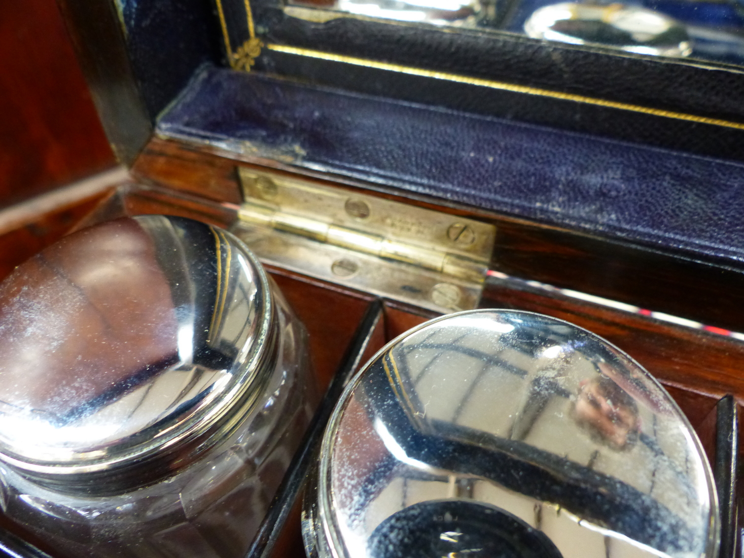 A WALNUT CASED SILVER ON COPPER FITTED DRESSING AND JEWELLERY BOX, A BLUE VELVET LINED LIFT OUT TRAY - Image 9 of 17