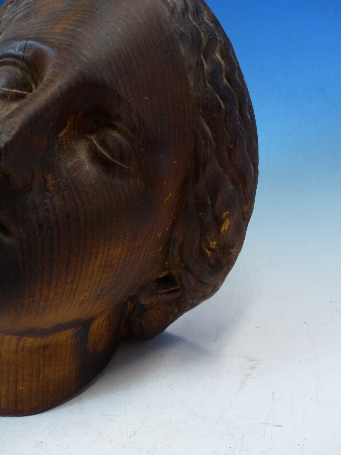 A CARVED PINE HEAD OF A FEMALE SAINT LOOKING HEAVENWARDS. H 26cms. - Image 4 of 6