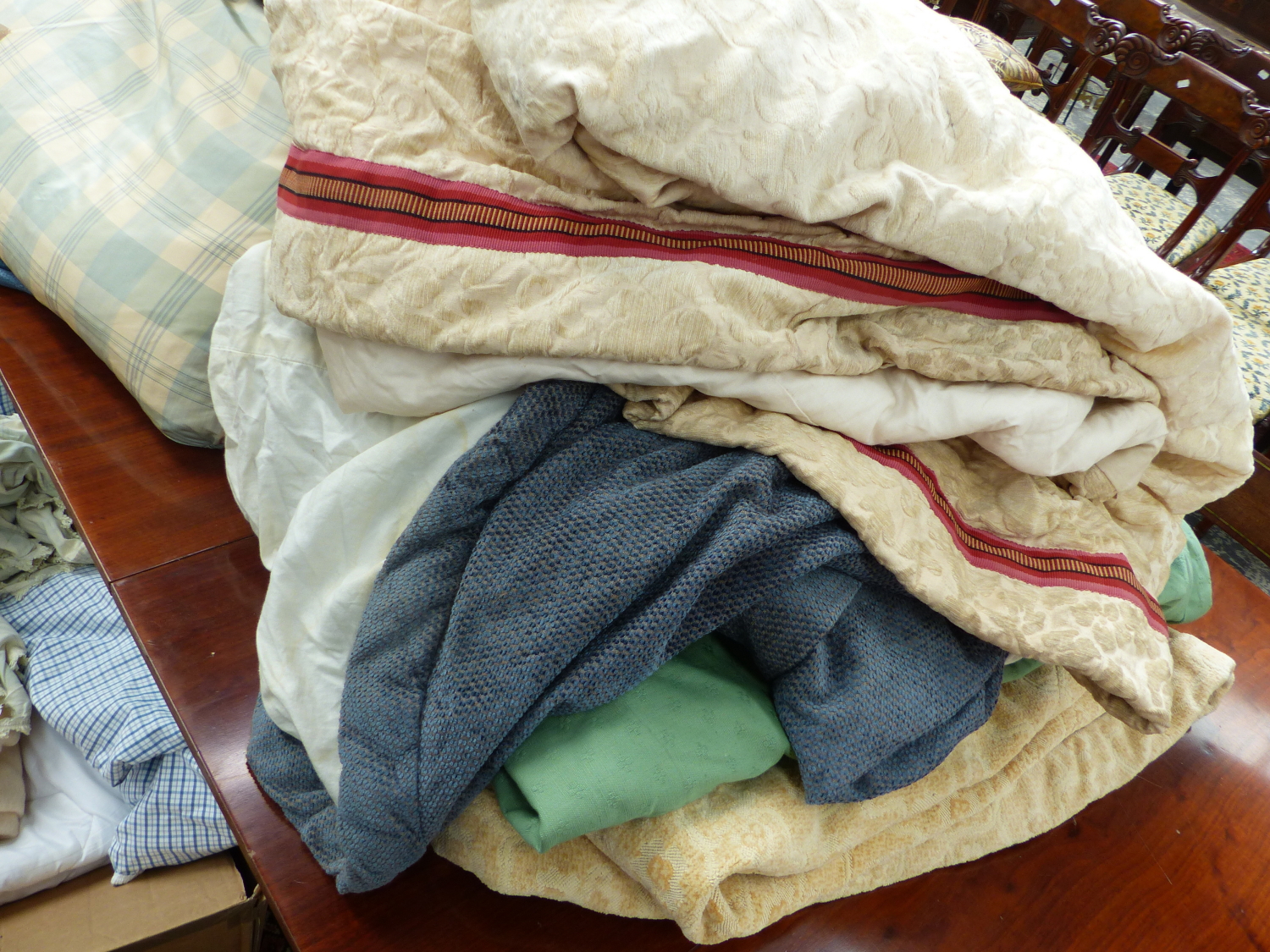 A COLLECTION OF VARIOUS BED AND FURNITURE COVERS, TOGETHER WITH ASSORTED CUSHIONS. - Image 5 of 6