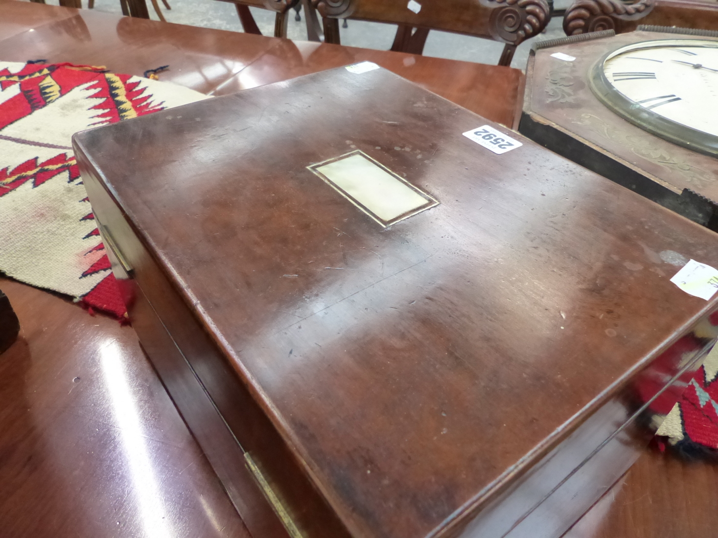 A WALNUT CASED SILVER ON COPPER FITTED DRESSING AND JEWELLERY BOX, A BLUE VELVET LINED LIFT OUT TRAY - Image 13 of 17