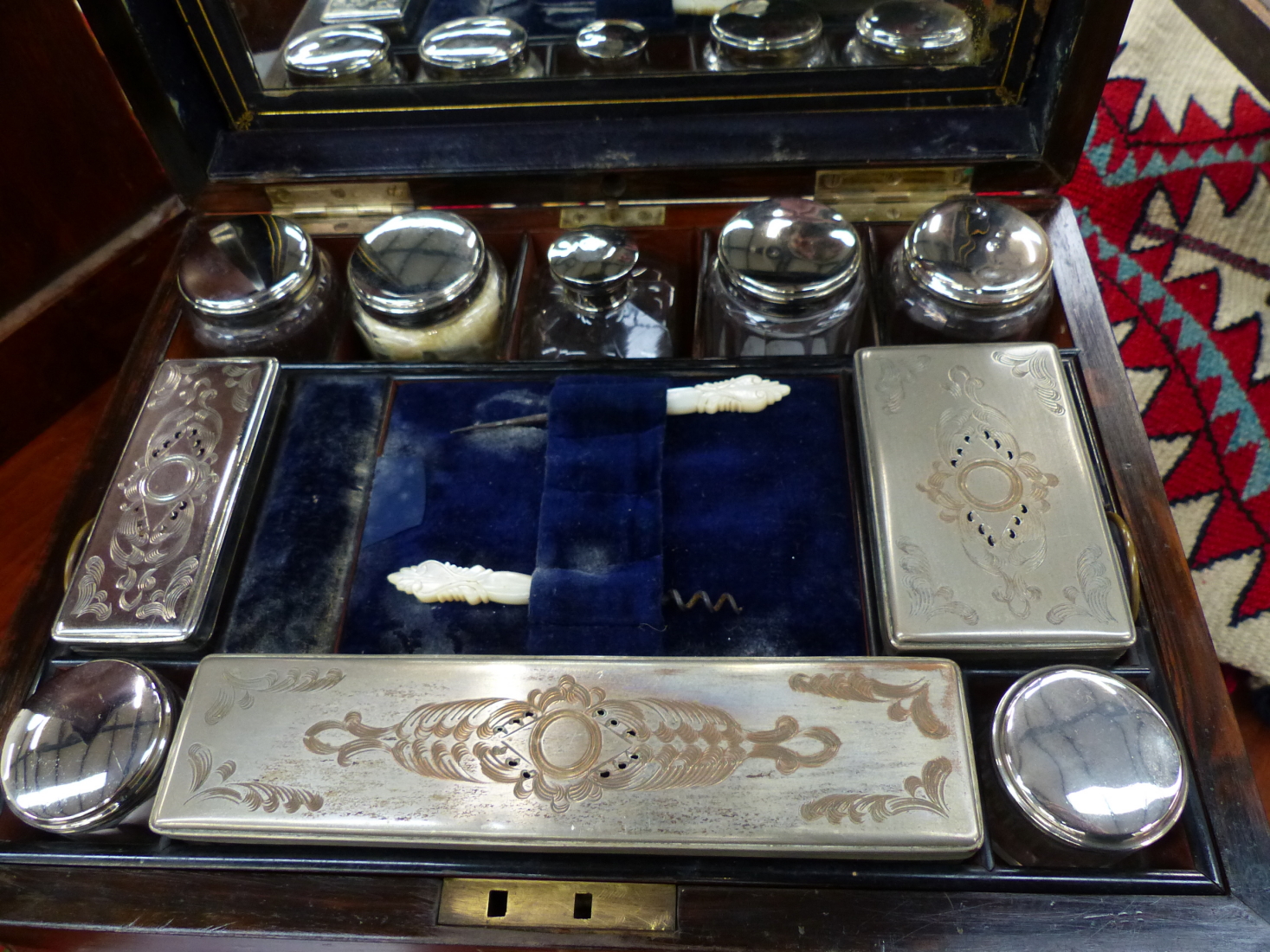 A WALNUT CASED SILVER ON COPPER FITTED DRESSING AND JEWELLERY BOX, A BLUE VELVET LINED LIFT OUT TRAY - Image 10 of 17