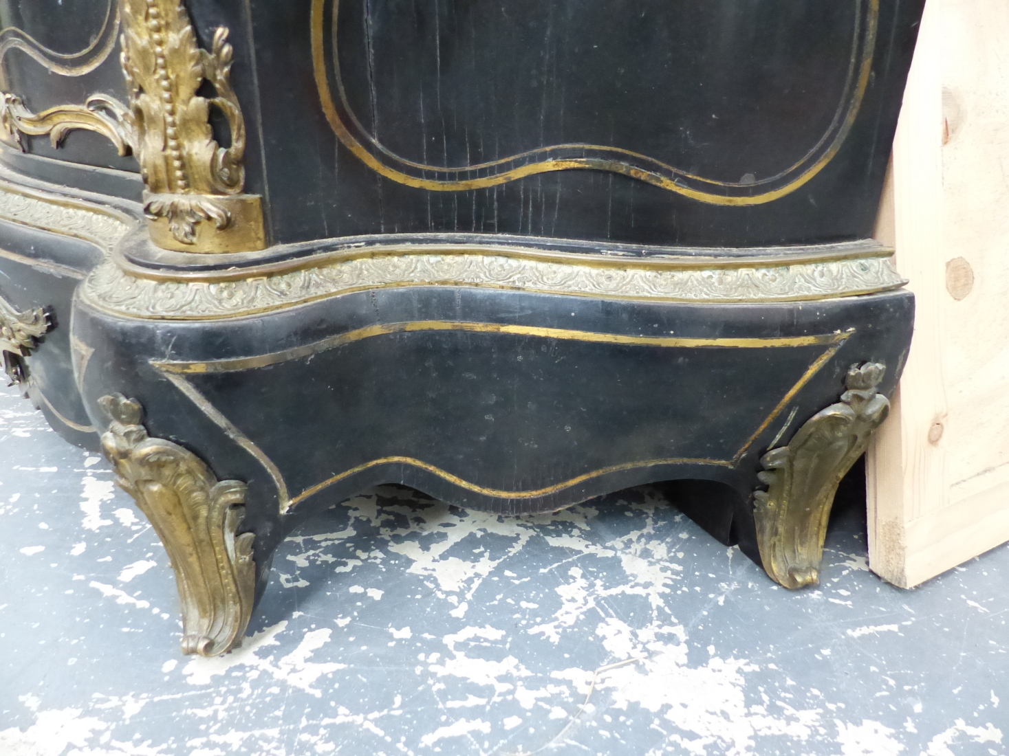 A FRENCH 19th.C.EBONISED ORMOLU MOUNTED MARBLE TOP CABINET, SERPENTINE FORM WITH FIGURAL MOUNTS - Image 7 of 15