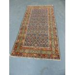 AN ANTIQUE PERSIAN FEREGHAN RUG. 284 x 142cms.