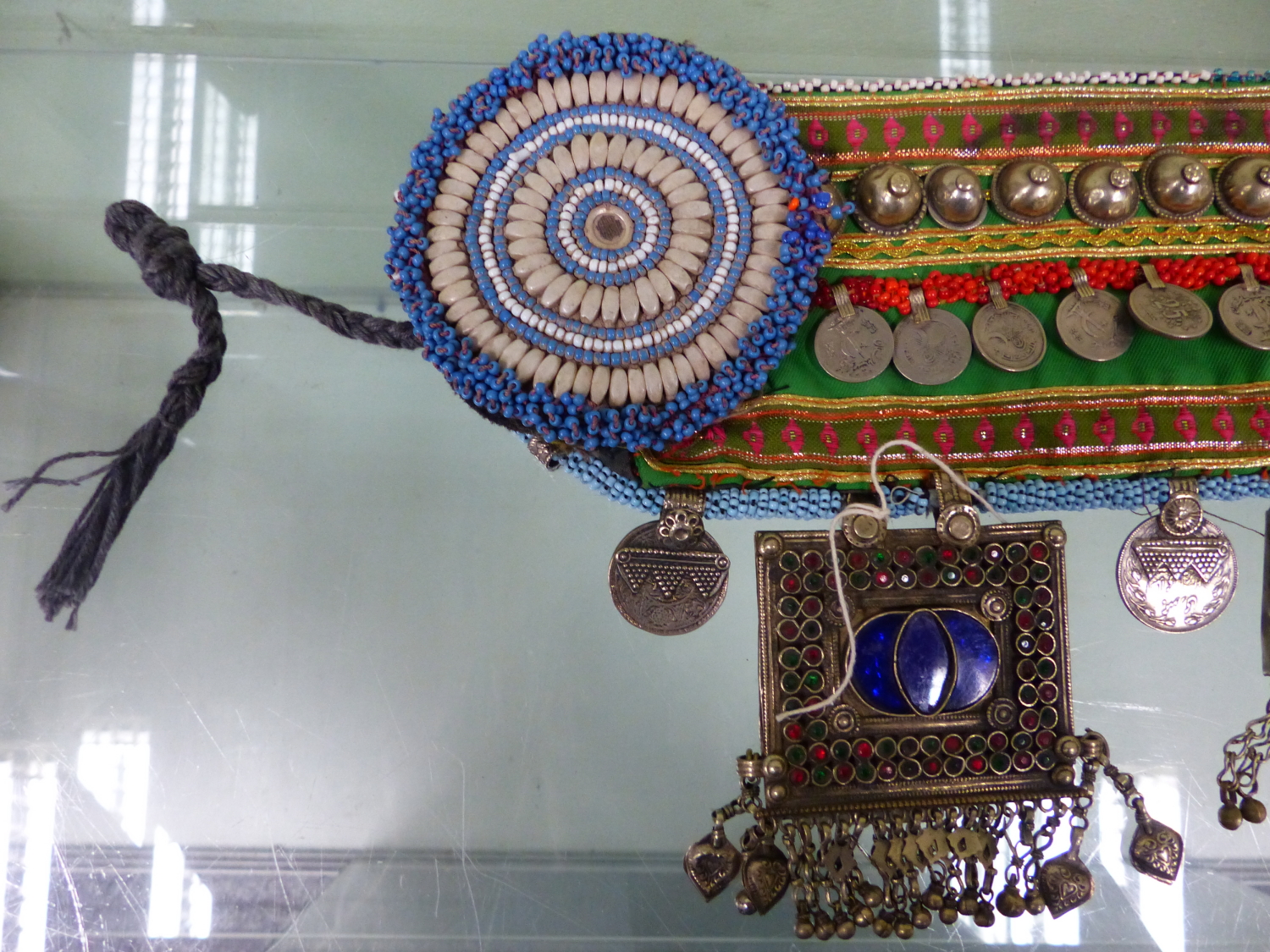 AN ISLAMIC BEADED TEXTILE BELT SEWN WITH 1990S TURKISH COINS AND HUNG WITH COLOURED PASTE MOUNTED - Image 5 of 7