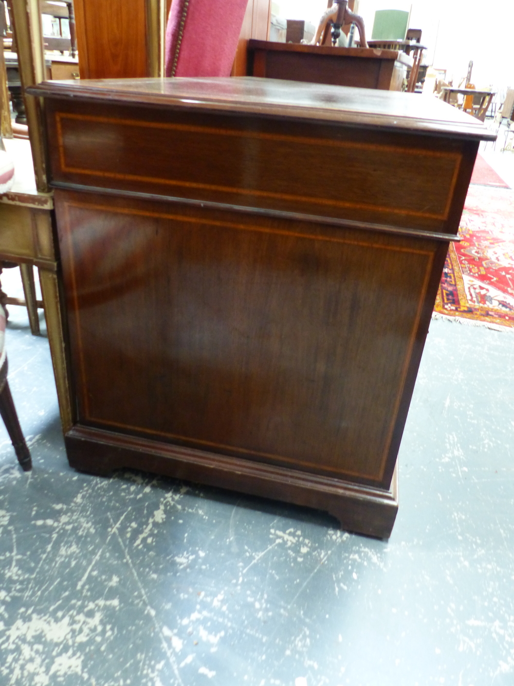 AN EDWARDIAN MAHOGANY PEDESTAL DESK, THE TOP LEATHER INSET ABOVE THREE DRAWERS WITH SATIN WOOD - Image 3 of 7