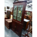 A GEORGIAN MAHOGANY TWO PART CORNER CUPBOARD, TWO DOOR GLAZED UPPER SECTION ENCLOSING SHAPED