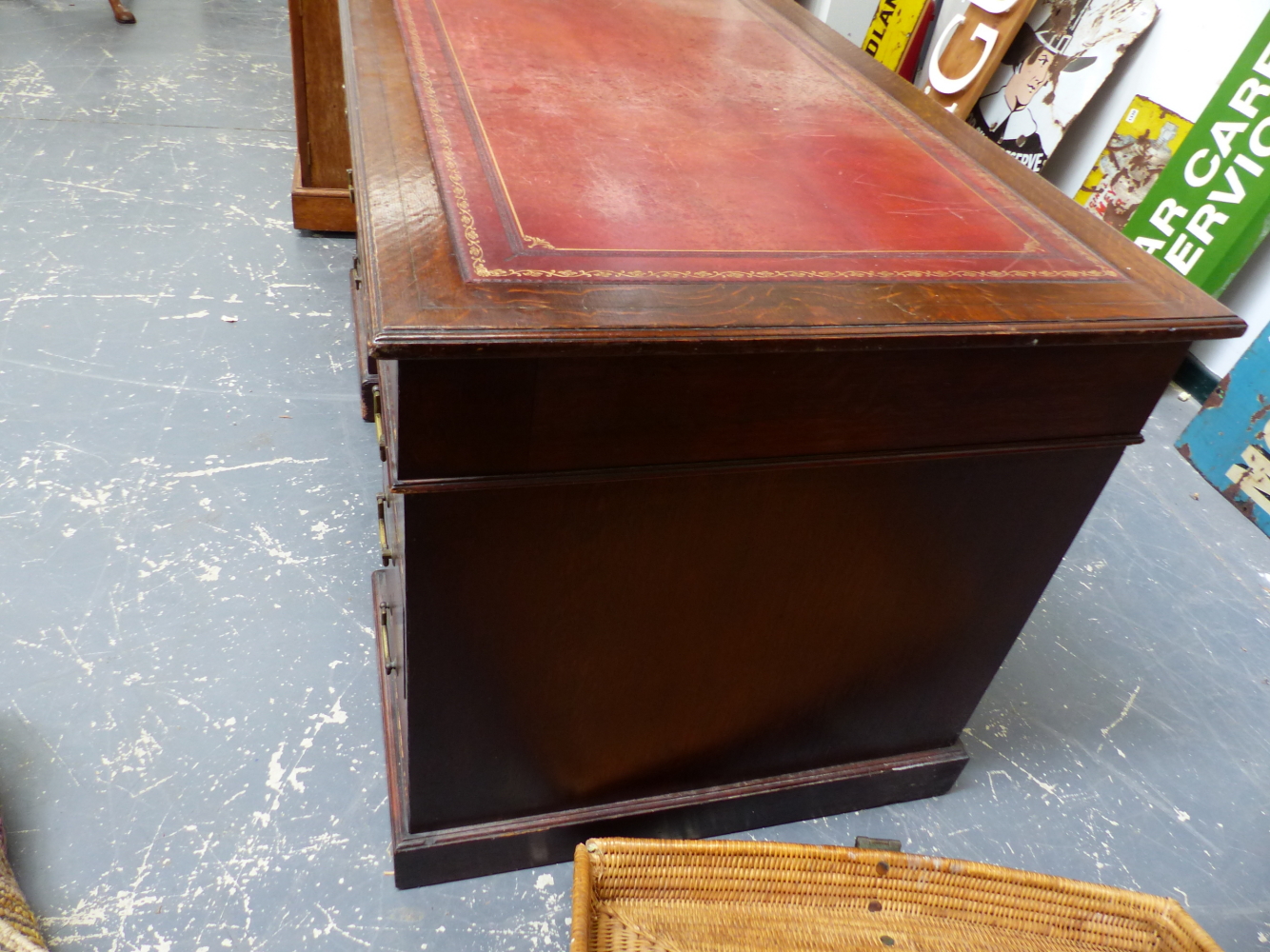 A VICTORIAN OAK TWIN PEDESTAL DESK WITH LEATHER INSET TOP. W.138 x D.75cms. - Image 4 of 10