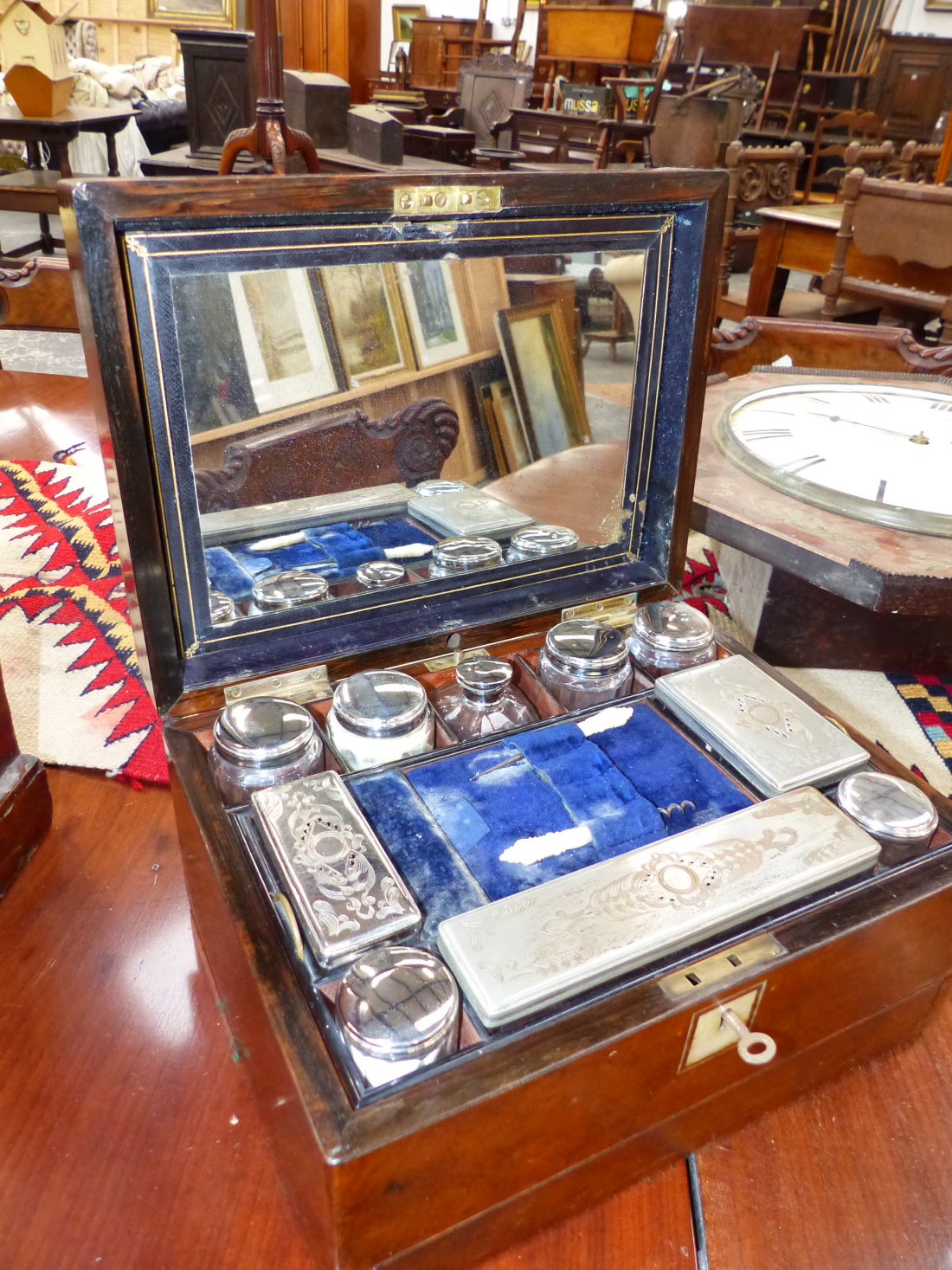 A WALNUT CASED SILVER ON COPPER FITTED DRESSING AND JEWELLERY BOX, A BLUE VELVET LINED LIFT OUT TRAY