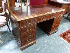 AN EDWARDIAN MAHOGANY PEDESTAL DESK, THE TOP LEATHER INSET ABOVE THREE DRAWERS WITH SATIN WOOD