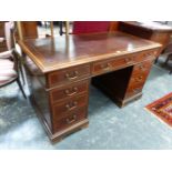 AN EDWARDIAN MAHOGANY PEDESTAL DESK, THE TOP LEATHER INSET ABOVE THREE DRAWERS WITH SATIN WOOD