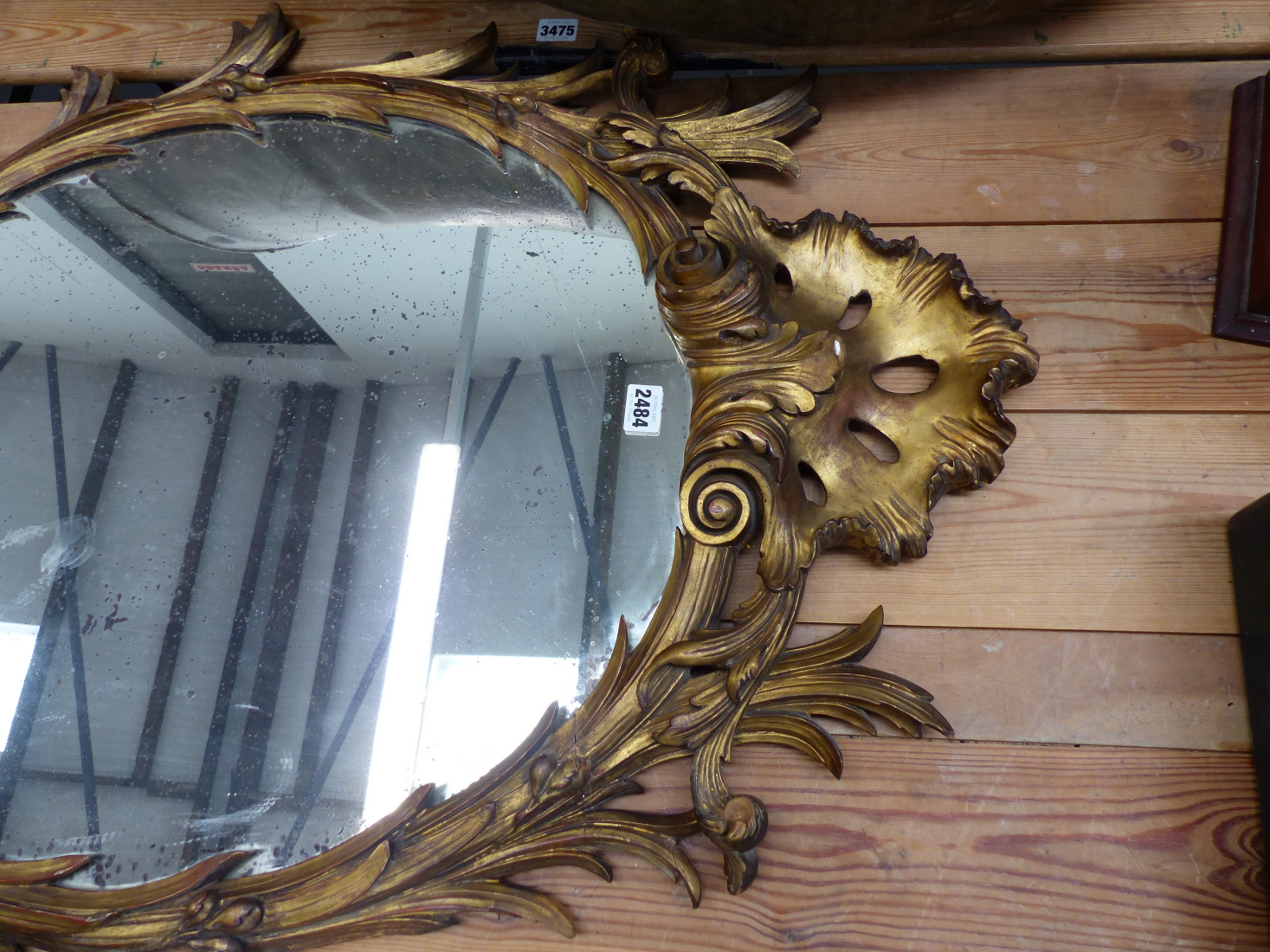 A CARVED GILTWOOD OVAL WALL MIRROR IN THE GEORGIAN TASTE. - Image 2 of 17