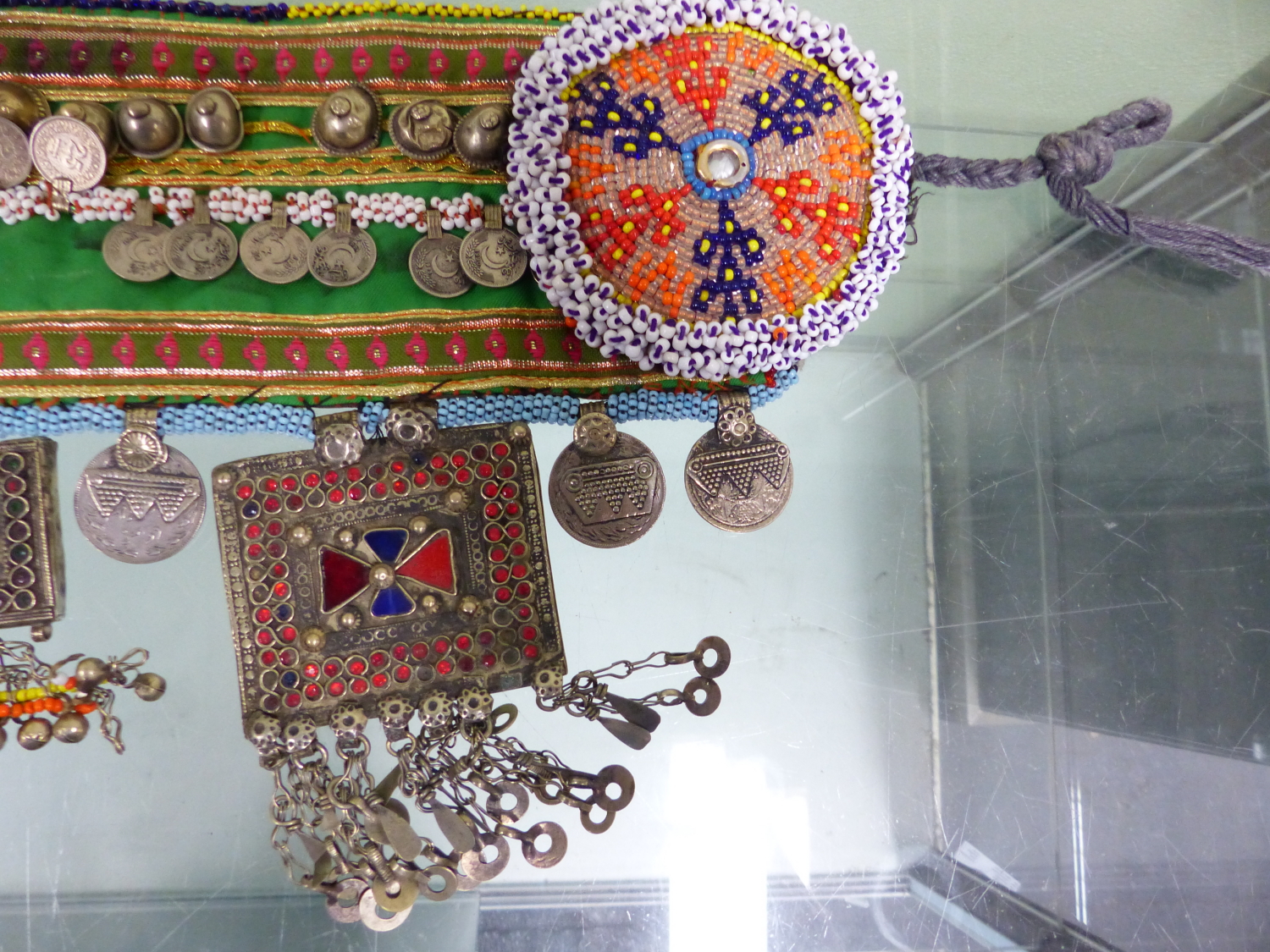 AN ISLAMIC BEADED TEXTILE BELT SEWN WITH 1990S TURKISH COINS AND HUNG WITH COLOURED PASTE MOUNTED - Image 6 of 7