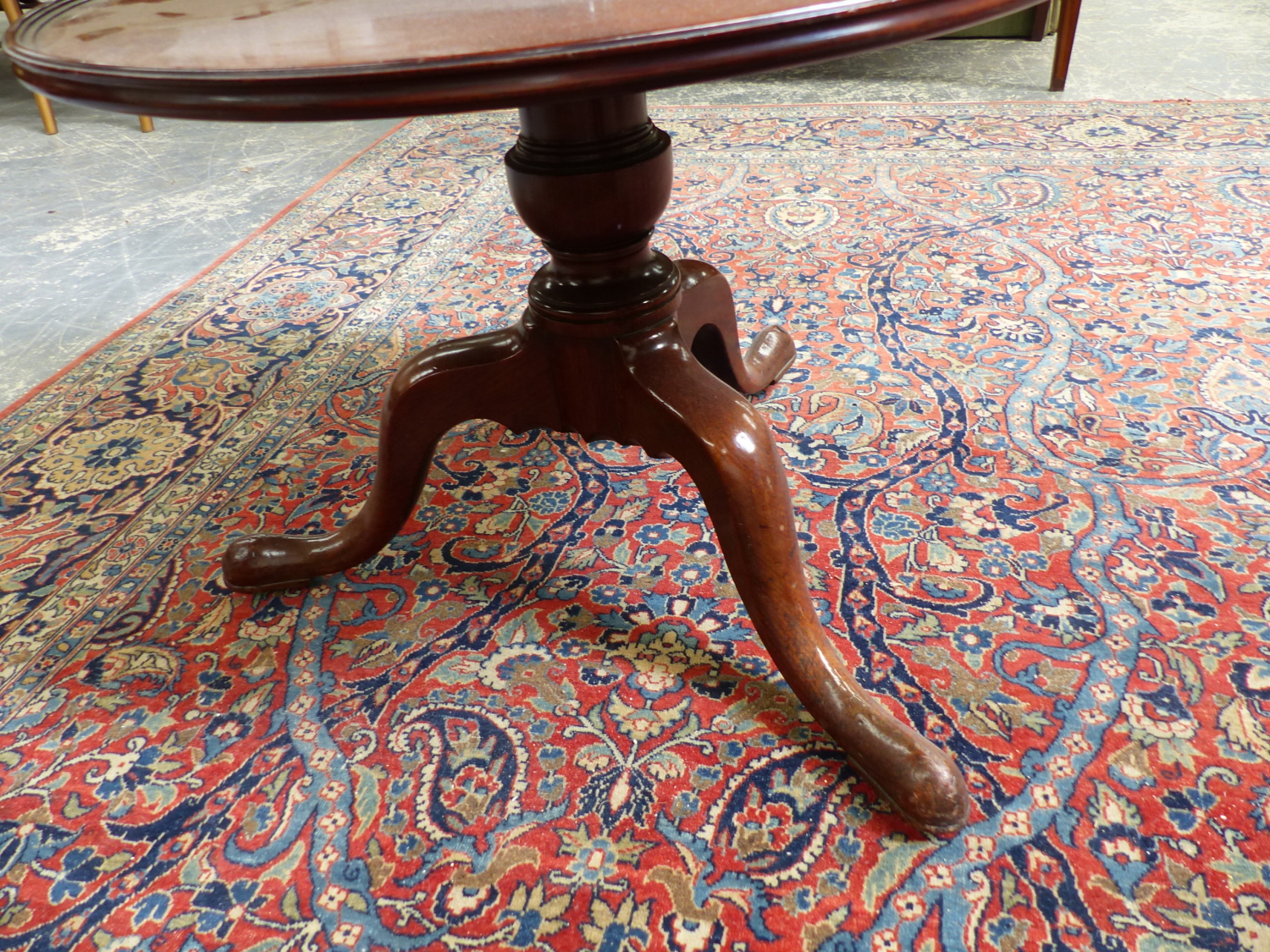 A GEORGIAN MAHOGANY THREE TIER DUMB WAITER ON TRIPOD LEGS. Dia.61 x H.112cms. - Image 5 of 12