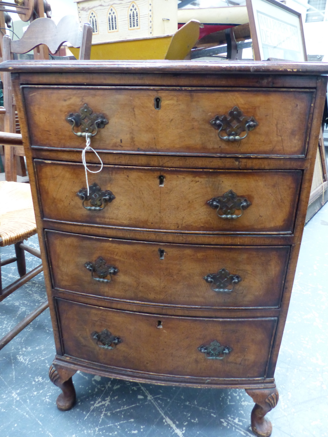 A SMALL GEORGIAN STYLE BOW FRONT FOUR DRAWER CHEST ON SHORT CABRIOLE LEGS. W.52 x D.35 x H.77cms. - Image 2 of 6