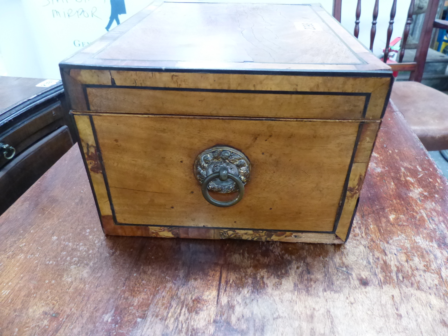 A GEORGIAN INLAID WORK BOX WITH FITTED INTERIOR AND BRASS RING HANDLES 26 CM WIDE. - Image 5 of 7