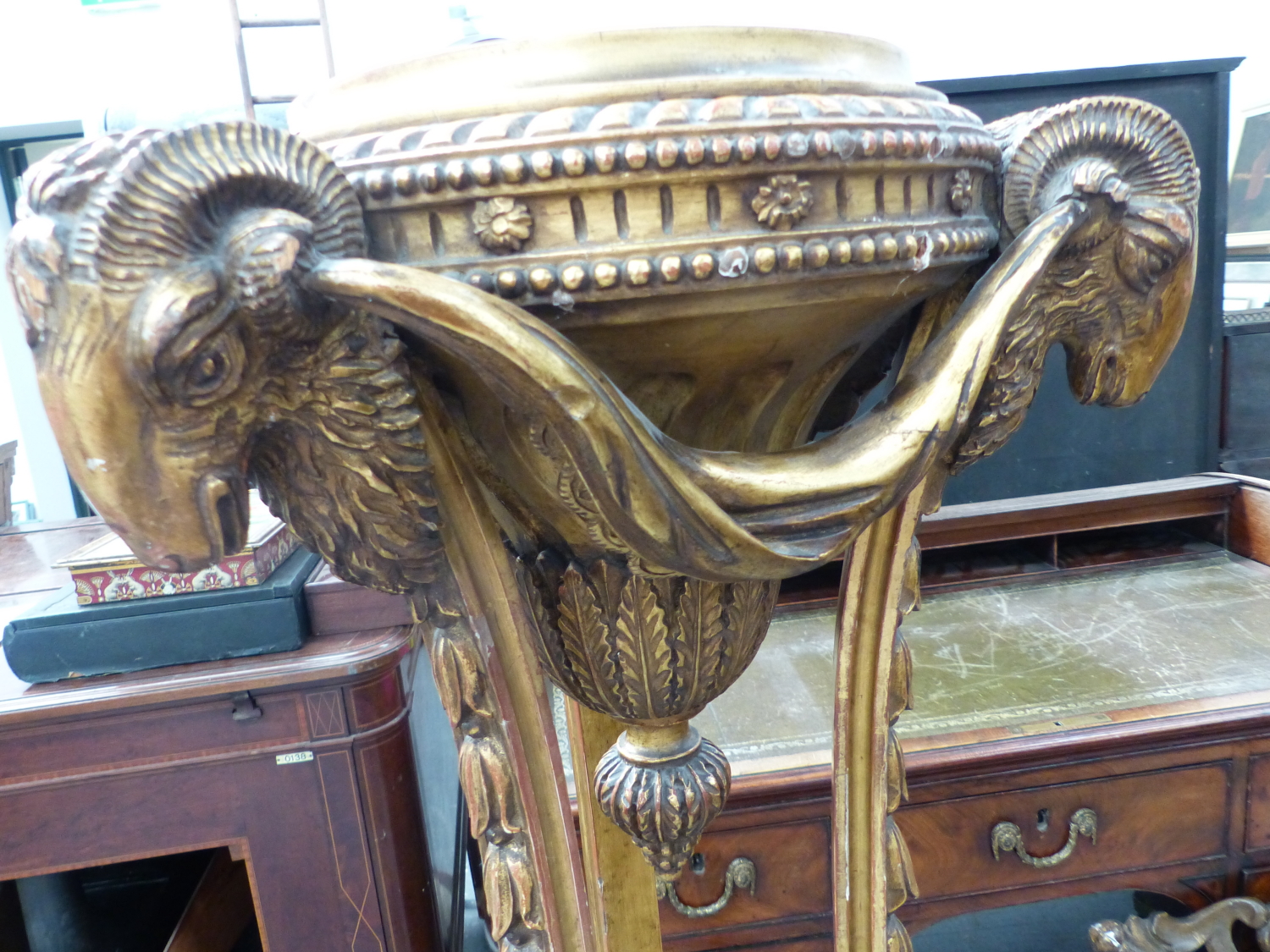 A NEO CLASSICAL STYLE GILTWOOD TORCHERE STAND WITH RAMS HEAD MASKED DECORATION. H.133cms. - Image 3 of 4