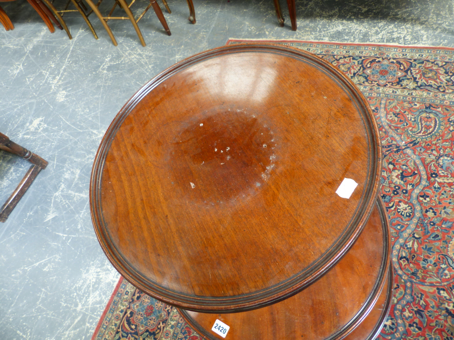 A GEORGIAN MAHOGANY THREE TIER DUMB WAITER ON TRIPOD LEGS. Dia.61 x H.112cms. - Image 2 of 12