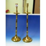 A PAIR OF GEORGIAN STYLE BRASS TOPPED FLUTED MAHOGANY CANDLESTICK LAMPS. H 53cms. TOGETHER WITH A