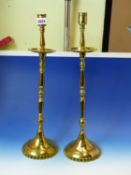 A PAIR OF GEORGIAN STYLE BRASS TOPPED FLUTED MAHOGANY CANDLESTICK LAMPS. H 53cms. TOGETHER WITH A