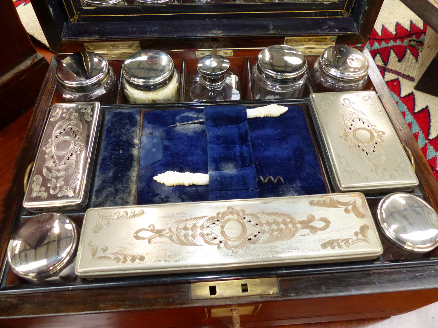 A WALNUT CASED SILVER ON COPPER FITTED DRESSING AND JEWELLERY BOX, A BLUE VELVET LINED LIFT OUT TRAY - Image 2 of 17