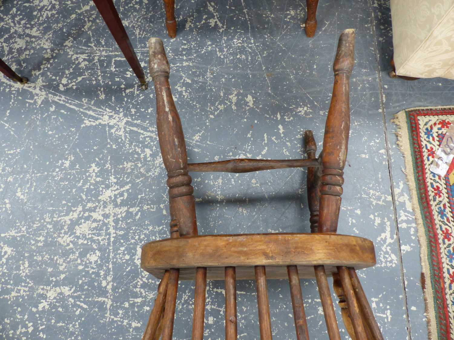 TWO OAK AND ELM WINDSOR CHAIRS WITH ROUND ARCH HOOPS SUPPORTING THE STICK BACKS AND FORMING THE ARMS - Image 4 of 8