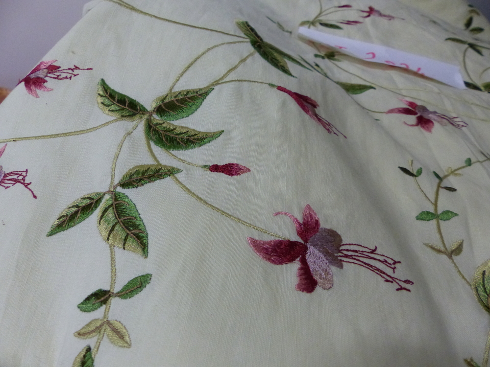 A PAIR OF FUSCHIA EMBROIDERED CREAM LINED CURTAINS, TOGETHER WITH A LARGE FOLIATE EMBROIDERED - Image 5 of 6