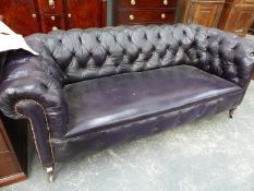 A VICTORIAN BUTTON UPHOLSTERED LEATHER CHESTERFIELD SETTEE ON TURNED FORELEGS. W.200 x D.90 x H.