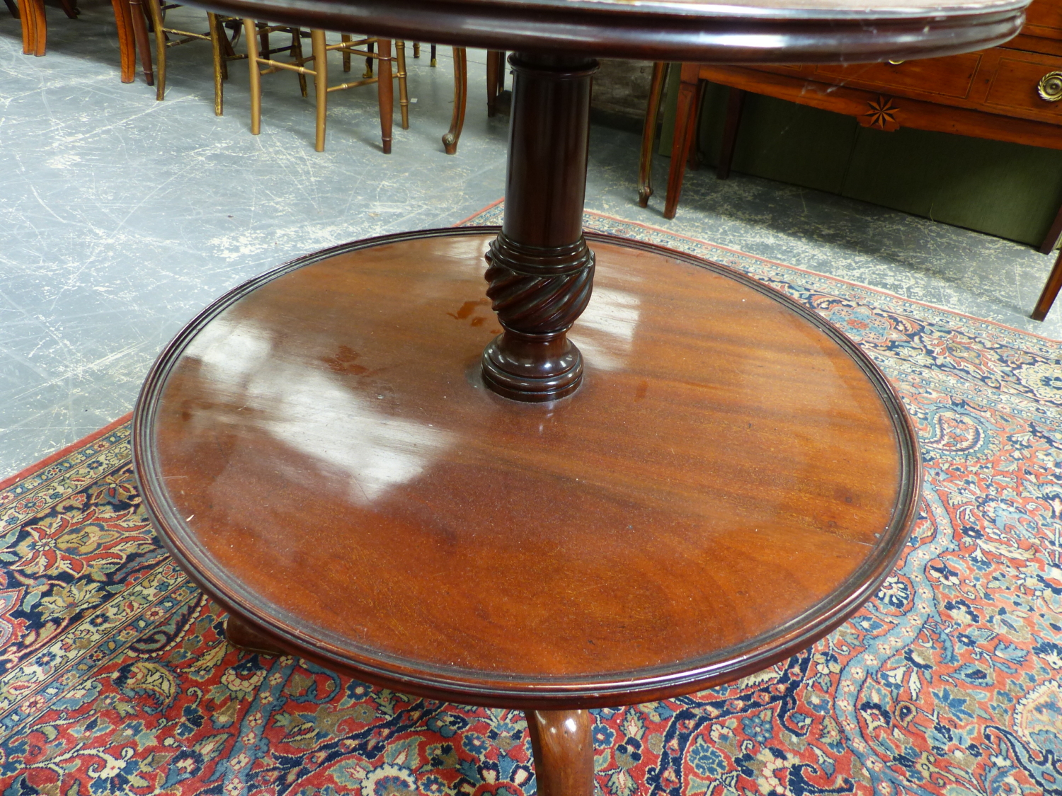 A GEORGIAN MAHOGANY THREE TIER DUMB WAITER ON TRIPOD LEGS. Dia.61 x H.112cms. - Image 4 of 12