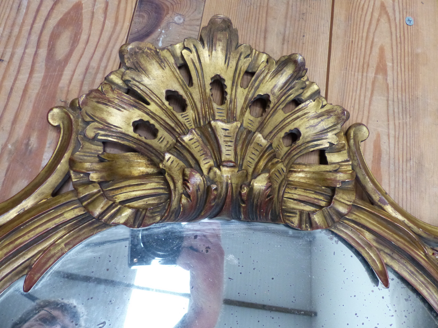 A CARVED GILTWOOD OVAL WALL MIRROR IN THE GEORGIAN TASTE. - Image 4 of 17