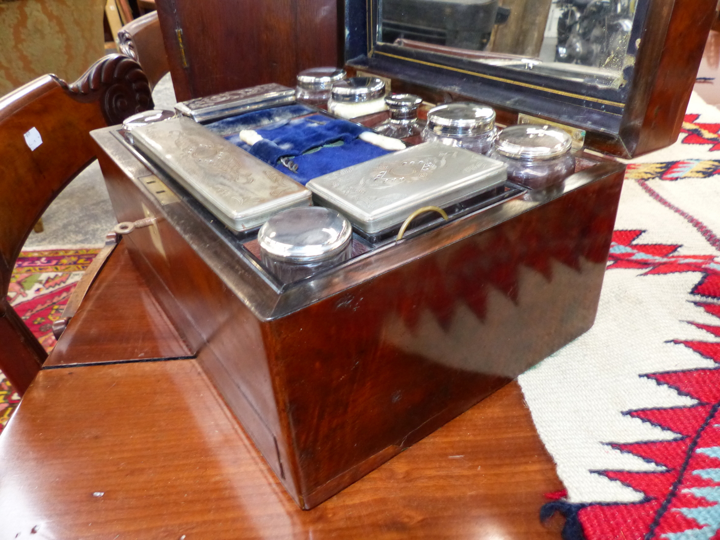 A WALNUT CASED SILVER ON COPPER FITTED DRESSING AND JEWELLERY BOX, A BLUE VELVET LINED LIFT OUT TRAY - Image 5 of 17