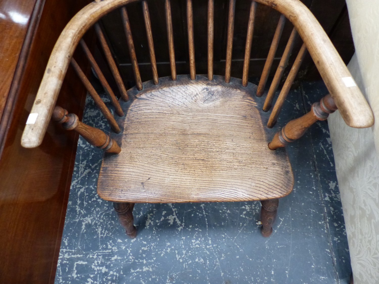 TWO OAK AND ELM WINDSOR CHAIRS WITH ROUND ARCH HOOPS SUPPORTING THE STICK BACKS AND FORMING THE ARMS - Image 6 of 8