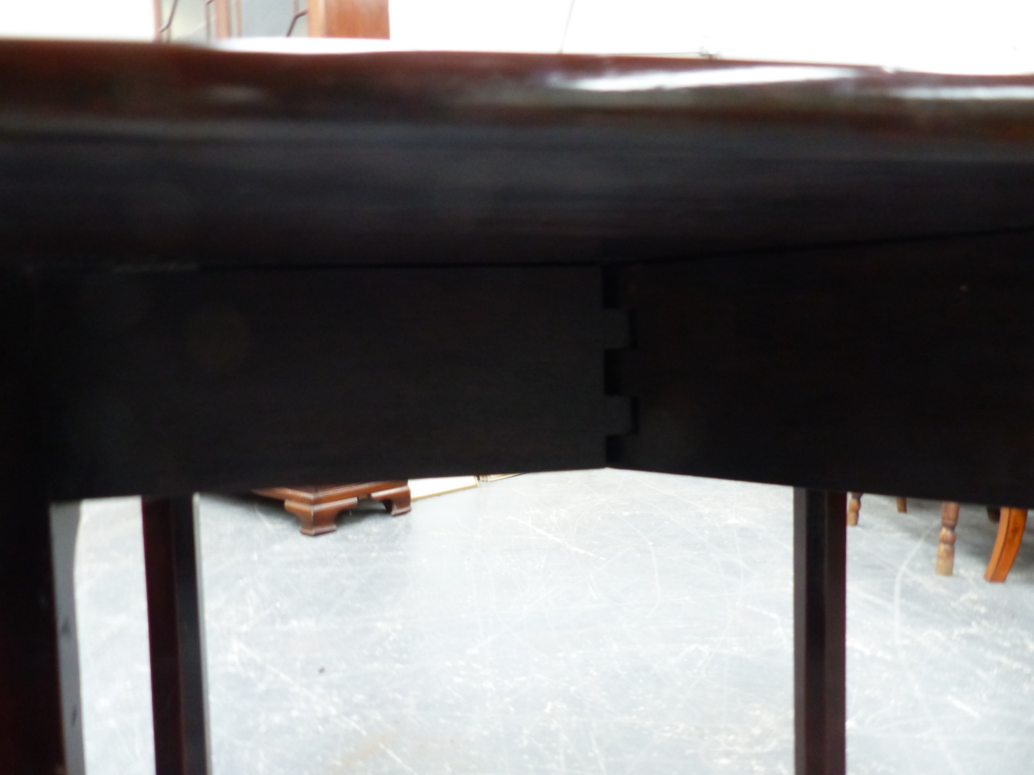 A 19th C. MAHOGANY TABLE WITH SINGLE RECTANGULAR FLAP OPENING ON SINGLE GATE, THE SQUARE SECTIONED - Image 4 of 5