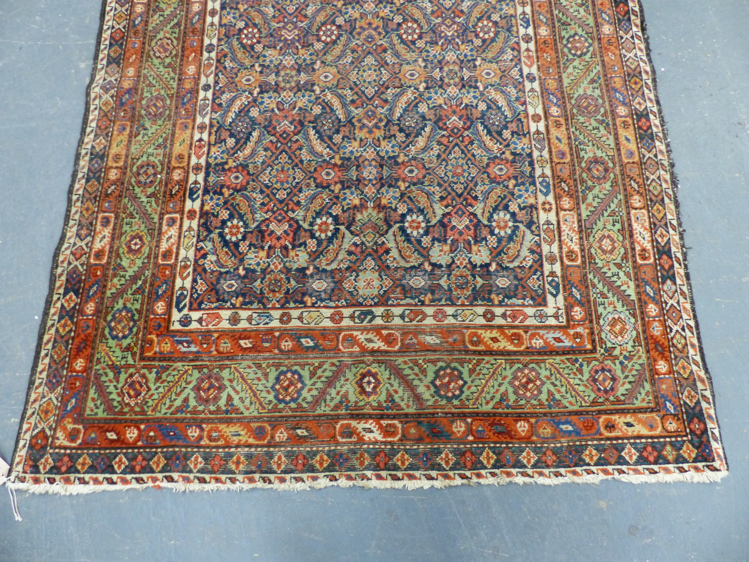 AN ANTIQUE PERSIAN FEREGHAN RUG. 284 x 142cms. - Image 2 of 5