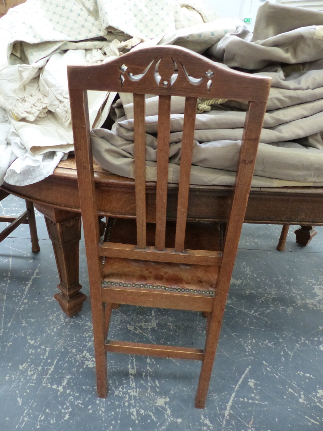 A SET OF SIX EARLY 20th.C.OAK DINING CHAIRS, INCLUDING TWO ARMCHAIRS WITH LEATHER SEAT PADS (6). - Image 7 of 8