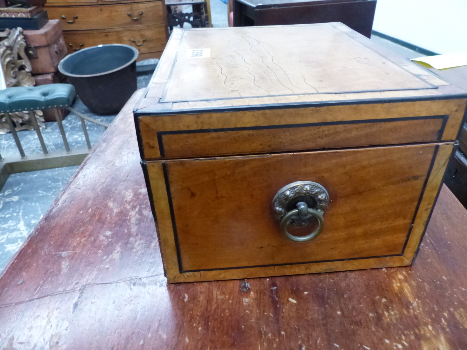 A GEORGIAN INLAID WORK BOX WITH FITTED INTERIOR AND BRASS RING HANDLES 26 CM WIDE. - Image 4 of 7