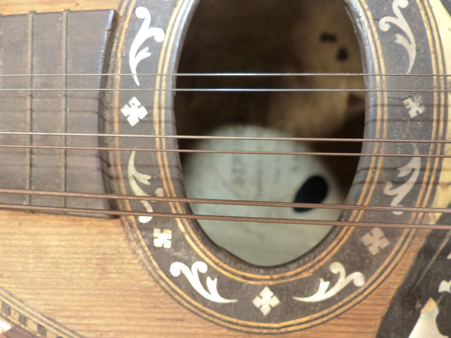 A LEATHERETTE CASED STRIDENTE OF NAPOLI MANDOLIN, THE SOUNDBOARD INLAID WITH A BUTTERFLY . - Image 11 of 11