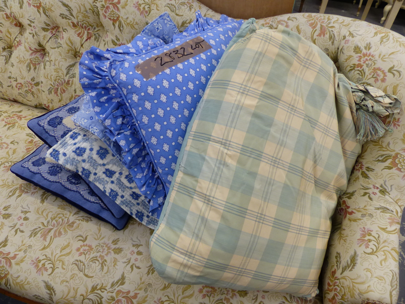 A COLLECTION OF VARIOUS BED AND FURNITURE COVERS, TOGETHER WITH ASSORTED CUSHIONS.