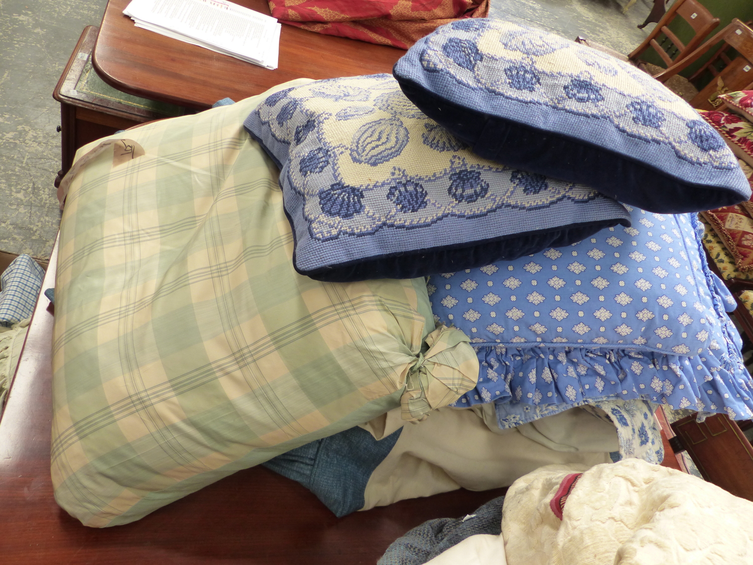 A COLLECTION OF VARIOUS BED AND FURNITURE COVERS, TOGETHER WITH ASSORTED CUSHIONS. - Image 6 of 6