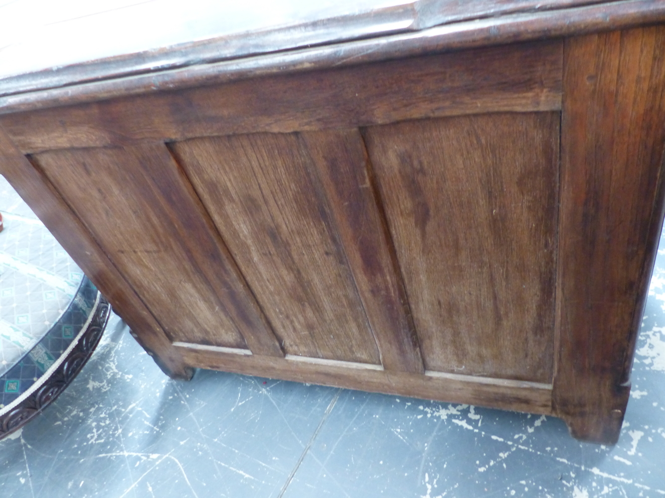 A 19th.C.CONTINENTAL OAK SIDE CABINET WITH LOUVRE PANEL SIDES. W.118 x D.64 x H.911cms. - Image 5 of 8