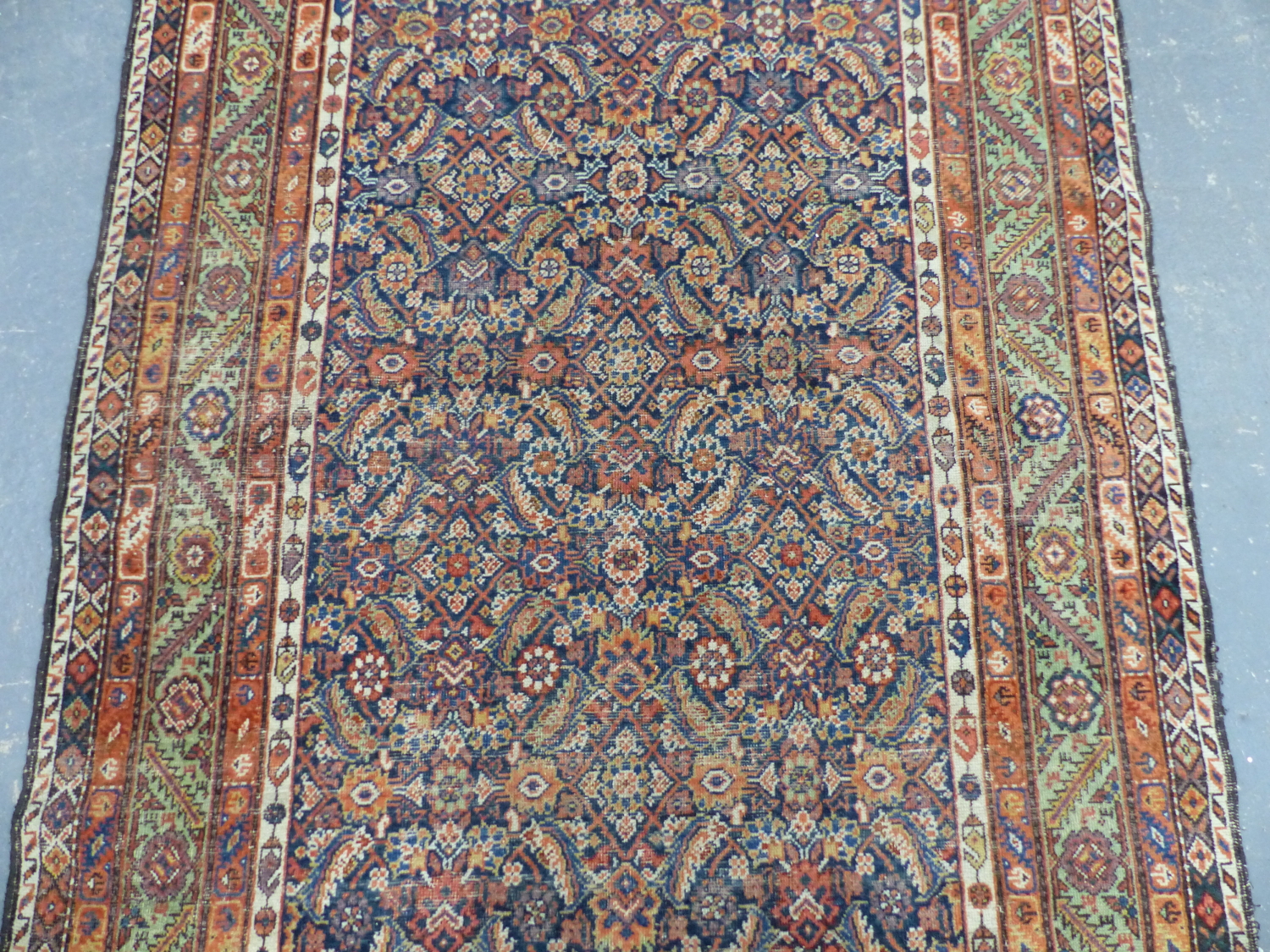 AN ANTIQUE PERSIAN FEREGHAN RUG. 284 x 142cms. - Image 3 of 5