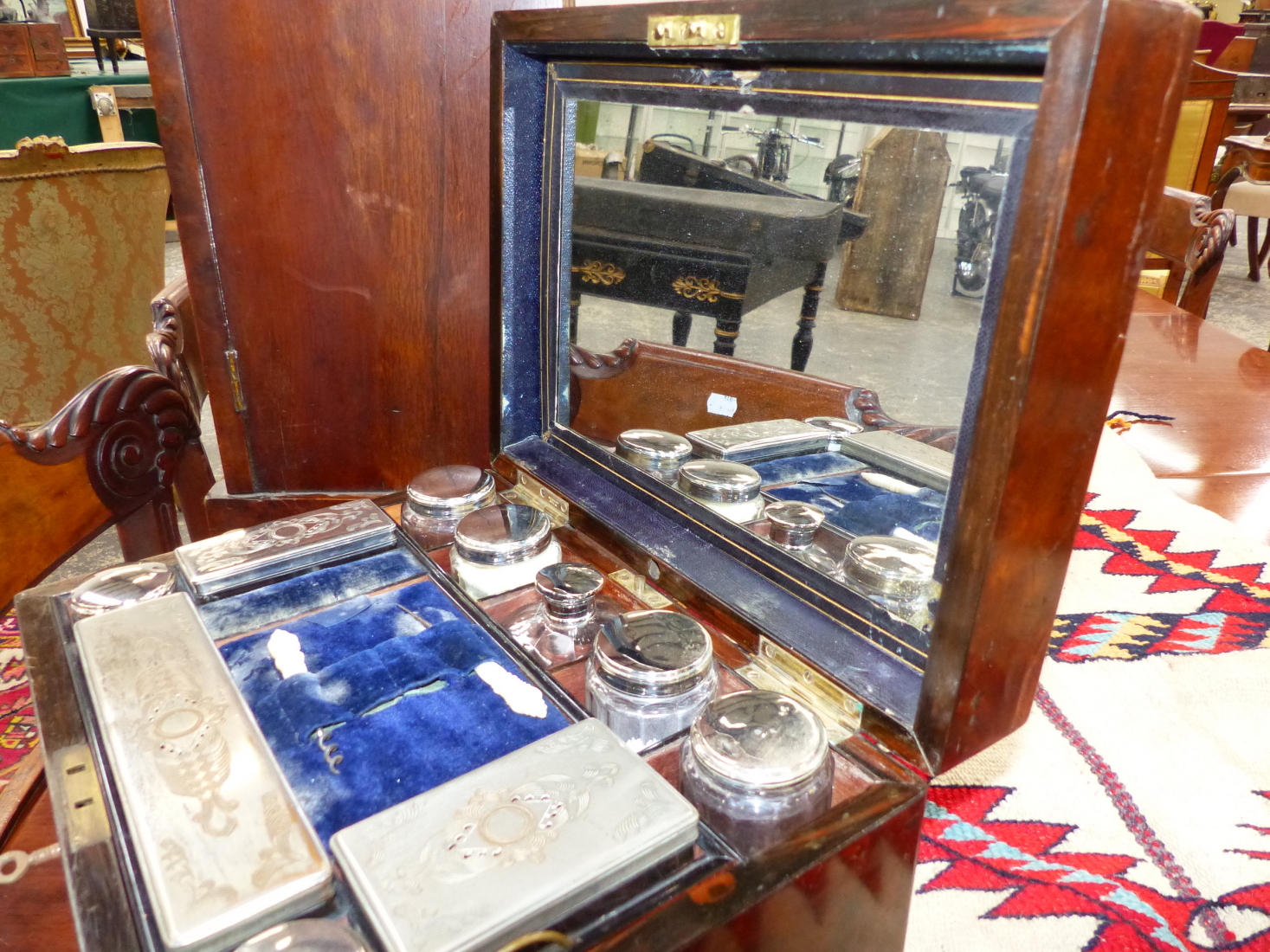 A WALNUT CASED SILVER ON COPPER FITTED DRESSING AND JEWELLERY BOX, A BLUE VELVET LINED LIFT OUT TRAY - Image 6 of 17