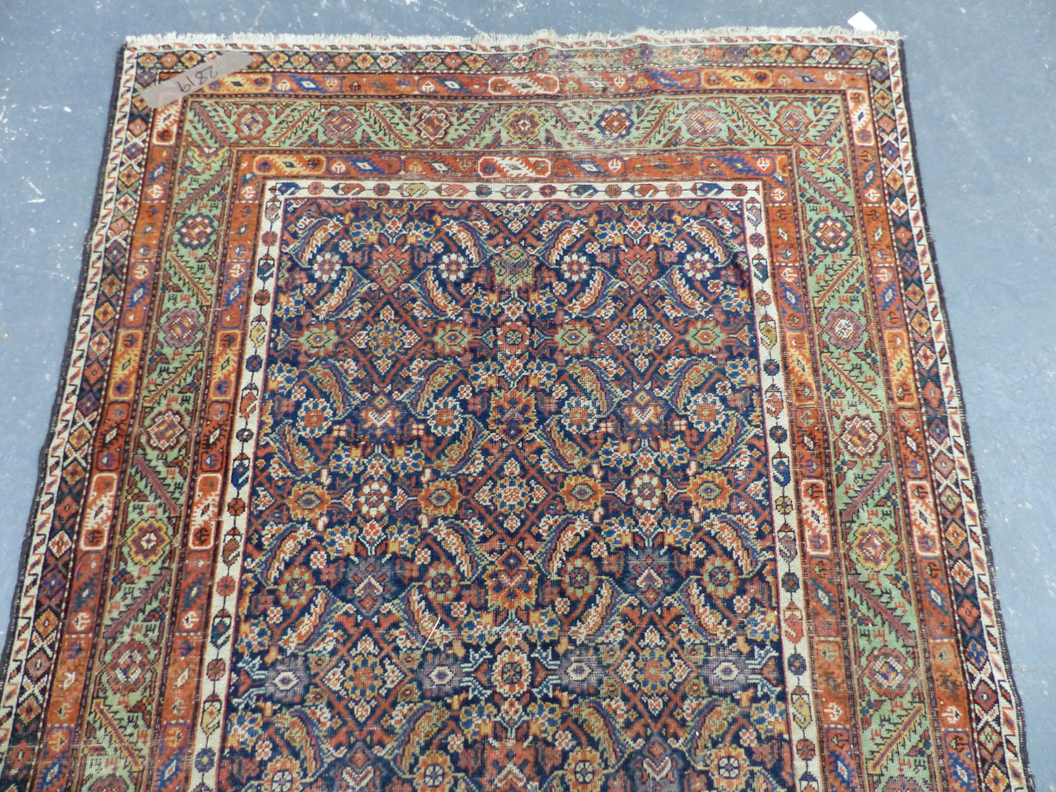 AN ANTIQUE PERSIAN FEREGHAN RUG. 284 x 142cms. - Image 4 of 5