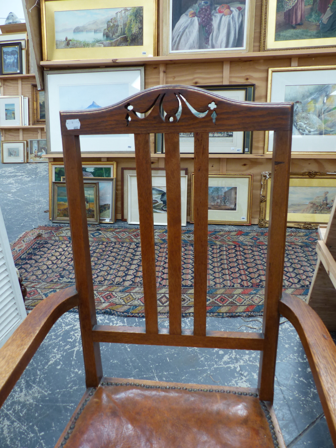 A SET OF SIX EARLY 20th.C.OAK DINING CHAIRS, INCLUDING TWO ARMCHAIRS WITH LEATHER SEAT PADS (6). - Image 3 of 8