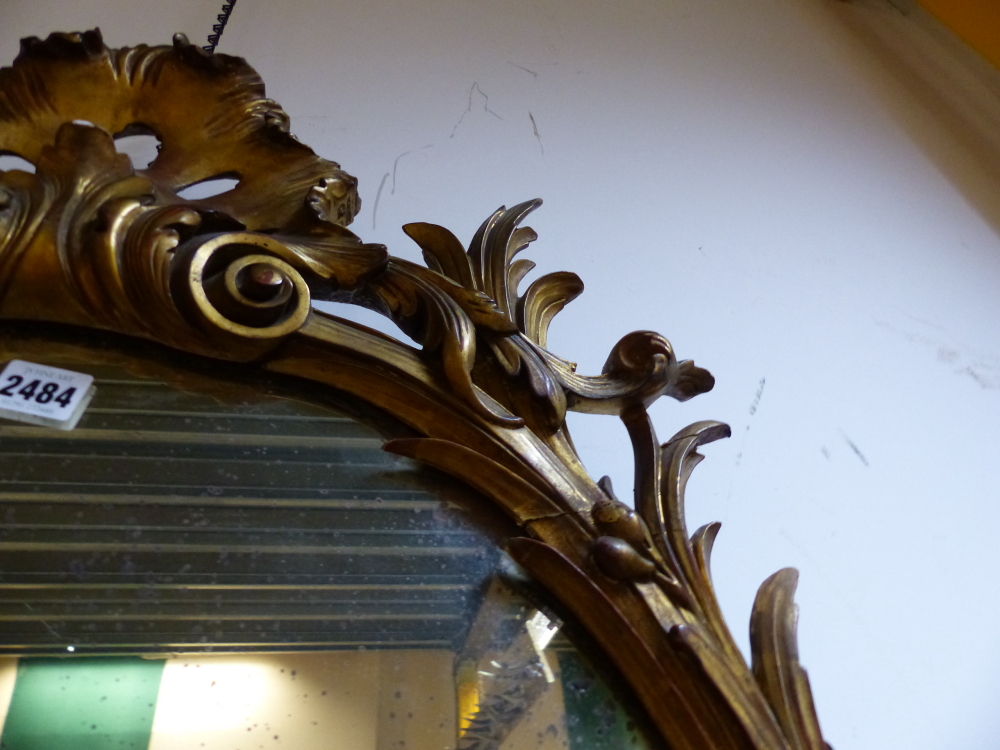 A CARVED GILTWOOD OVAL WALL MIRROR IN THE GEORGIAN TASTE. - Image 17 of 17