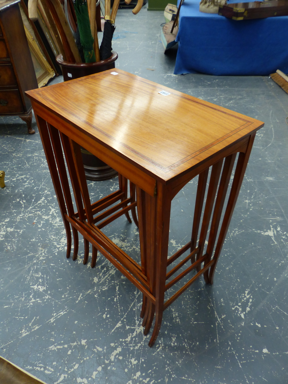 AN EDWARDIAN INLAID SATINWOOD NEST OF FOUR TABLES, TAPERED LEGS. - Image 4 of 9